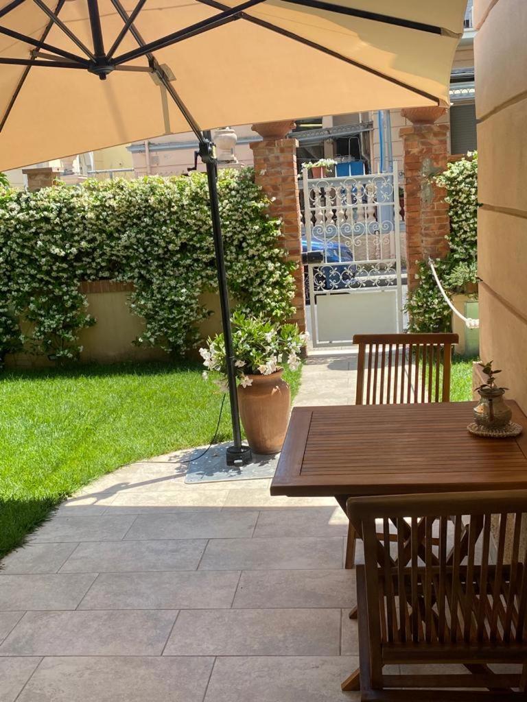 Ferienwohnung Monolocale Pura Vida Viareggio Exterior foto